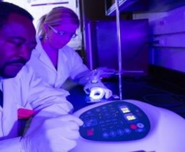 Qui dit lumière bleue dit baisse des niveaux de mélatonine