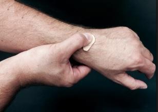 Le patch à microaiguilles, un bon point pour encourager les publics les plus fragiles à se faire vacciner.