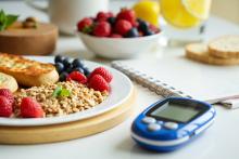 Si, sur le plan métabolique et du poids corporel, les études restent mitigées sur les effets de la prise régulière ou non du petit-déjeuner, il n’en est pas de même, pour le risque cardiovasculaire (Vjisuel Adobe Stock 1057609696)