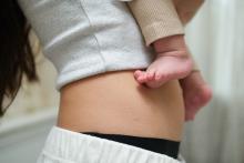 Ces nouvelles recommandations, canadiennes, pour le maintien de la santé post-partum, préconisent pas moins de 2 heures d'exercice physique d'intensité modérée à élevée par semaine pour les jeunes mamans (Visuel Adobe Stock 1140008254)