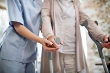 Une attitude positive face au vieillissement chez les personnes de plus de 60 ans est associée à une meilleure récupération après une chute (Visuel Adobe Stock 293410477)