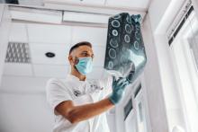 Ce nouveau test de biomarqueur permet de détecter la pathologie d'Alzheimer plus tôt (Visuel Adobe Stock 371745997)