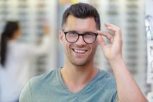 Lunettes de vue homme : styles, formes, filtres lumière bleue, conseils d’opticien et entretien. Tout pour choisir une paire adaptée à votre visage (Visuel Adobe Stock 413919904)