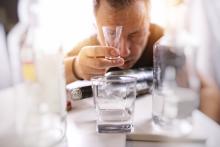 Plus de la moitié des étudiants déclarent avoir subi des dommages liés à l'alcool causés par d'autres jeunes…(Visuel Adobe Stock 422027036)