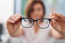 Ces données sensibilisent à ce manque persistant d’accès aux soins primaires et à l’urgence d’optimiser le taux de « correction réfractive globale » (Visuel Adobe Stock 677664807).