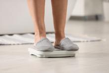 Prévenir une prise de poids excessive peut aider à atténuer le déclin de la santé vasculaire cérébrale lié à l’âge (Visuel Adobe Stock 714391379). 