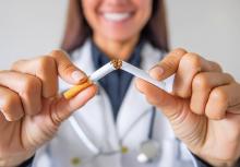 Il n'est jamais trop tard pour arrêter de fumer, y compris pour les personnes atteintes de cancer (Visuel Adobe Stock 800334458) Il n'est jamais trop tard pour arrêter de fumer, y compris pour les personnes atteintes de cancer (Visuel Adobe Stock 800334458)