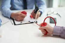 Marqueur reconnu, simple et non invasif de la santé en général mais aussi de maladies spécifiques comme le diabète ou certaines conditions liées à l’âge, la force de préhension a aujourd’hui ses normes internationales (Visuel Adobe Sytock 370346417)